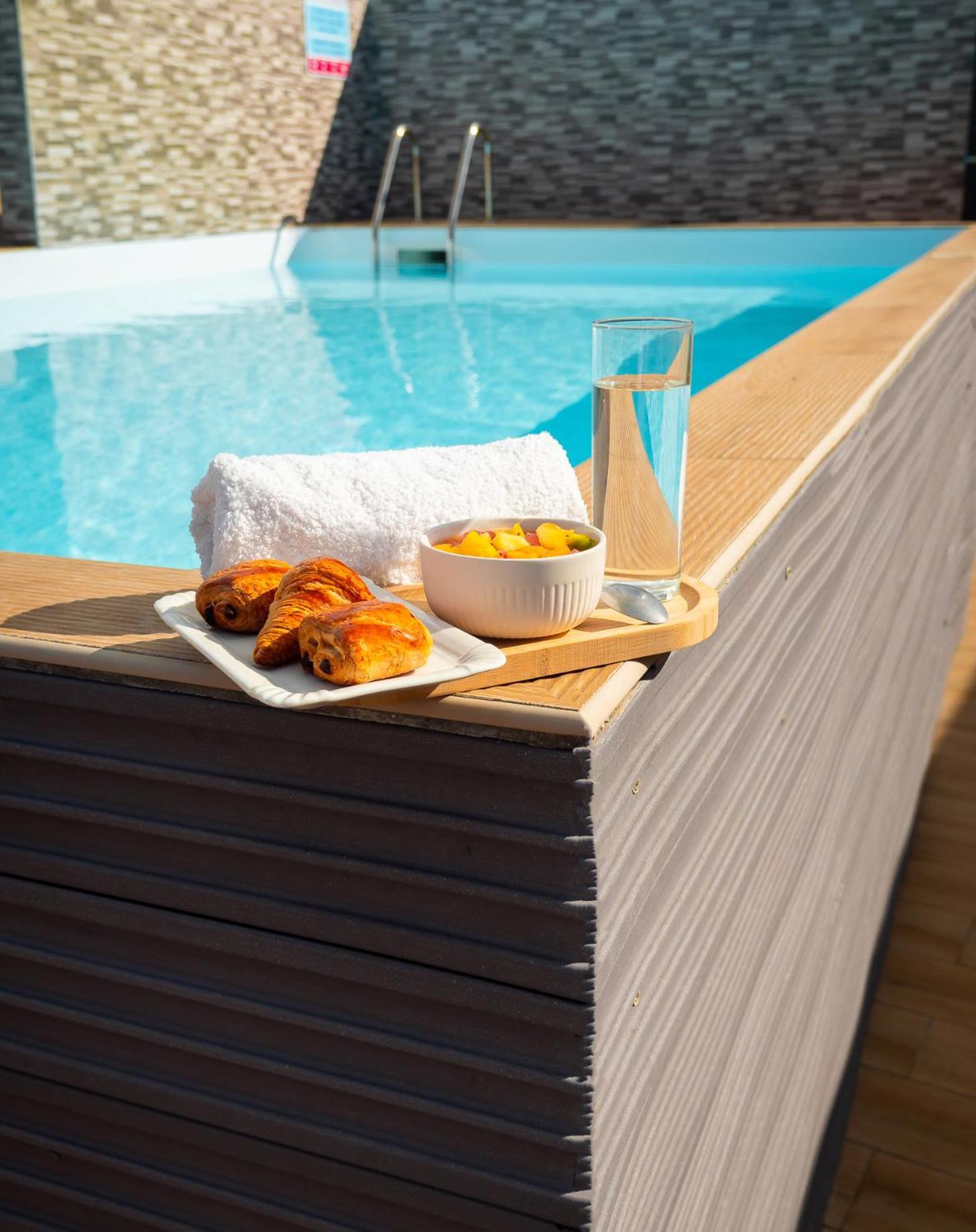 Evasion En Plein Coeur De La Ville Studio Jacuzzis Sauna Et Piscine Au Centre De Port-Louis Exteriör bild